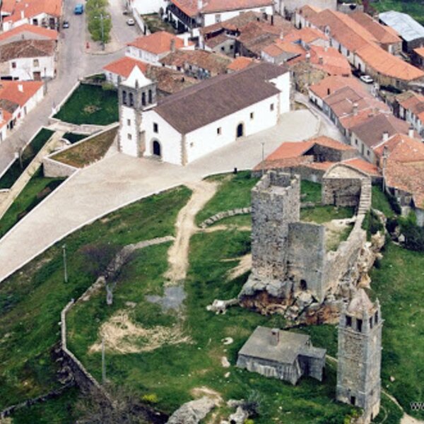 Mogadouro - foto aérea do castelo e igreja matriz (1)