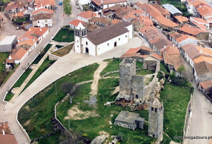 Mogadouro - foto aérea do castelo e igreja matriz (1)