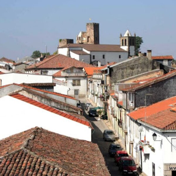 Mogadouro - panorâmica da rua da repúblicae castelo