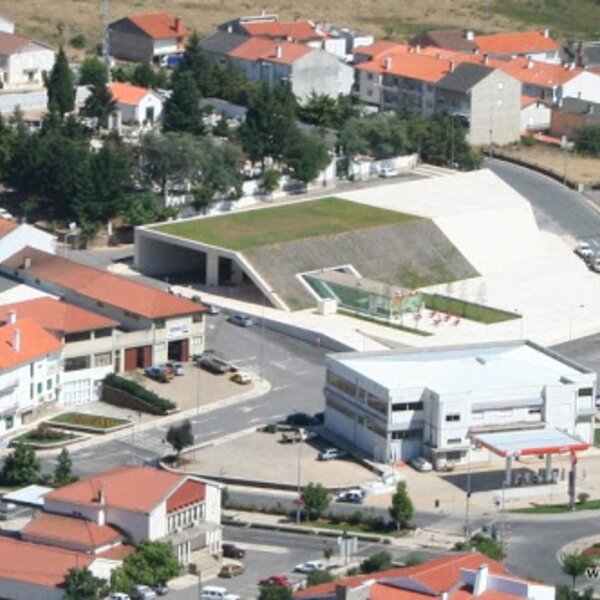 Mogadouro - foto aérea do terminal de camionagem e cemitério