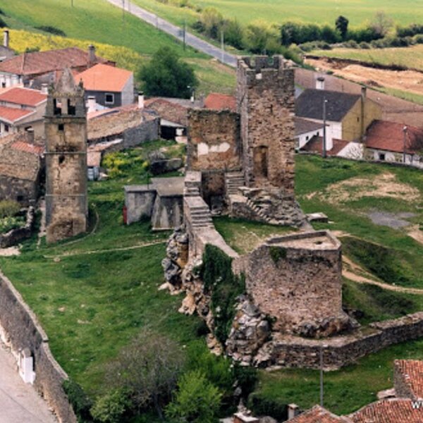 Mogadouro - foto aérea do castelo e igreja matriz (2)