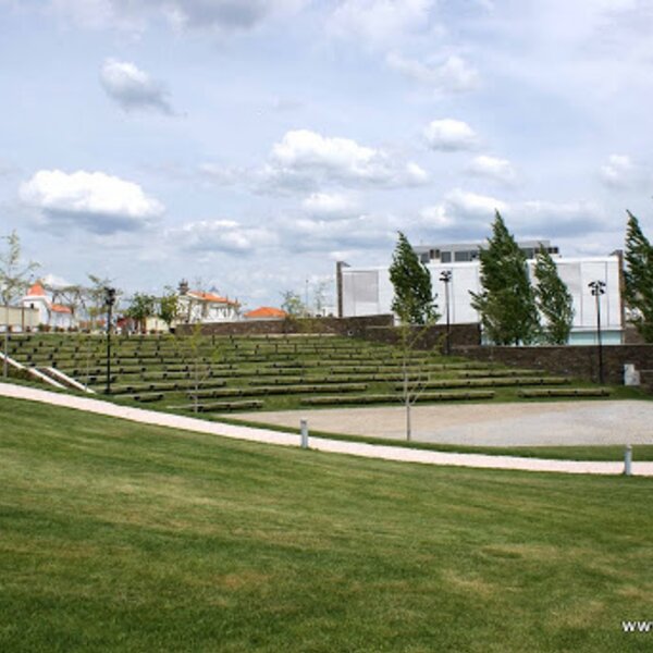 Parque da vila (bancada do anfiteatro e biblioteca) (2)