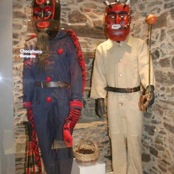 Bragança - chocalheiro de bemposta (máscara antiga à direita e a actual à esquerda) - museu i...