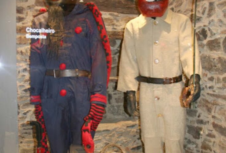 Braganc_a_-_Chocalheiro_de_Bemposta__ma_scara_antiga_a__direita_e_a_actual_a__esquerda__-_Museu_I...
