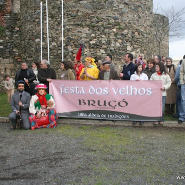 Bragança - sécia, soldado e par de velhos de bruçó no desfile da inauguração do mimt