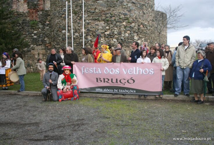 Braganc_a_-_Se_cia__Soldado_e_par_de_Velhos_de_Bruc_o__no_Desfile_da_Inaugurac_a_o_do_MIMT