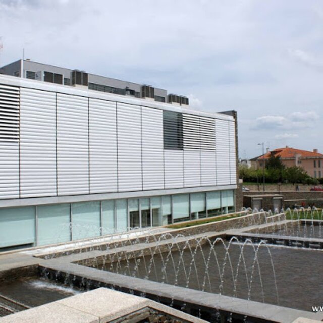 Biblioteca Municipal e Cascata