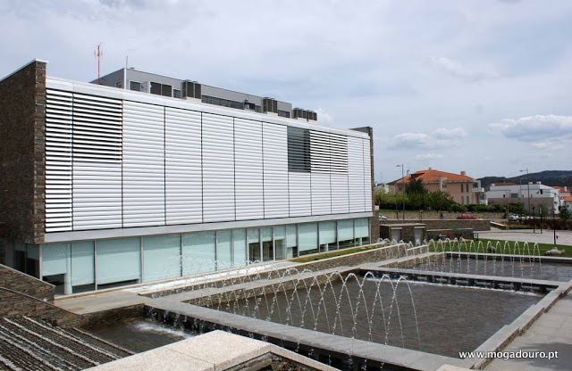 Biblioteca Municipal e Cascata